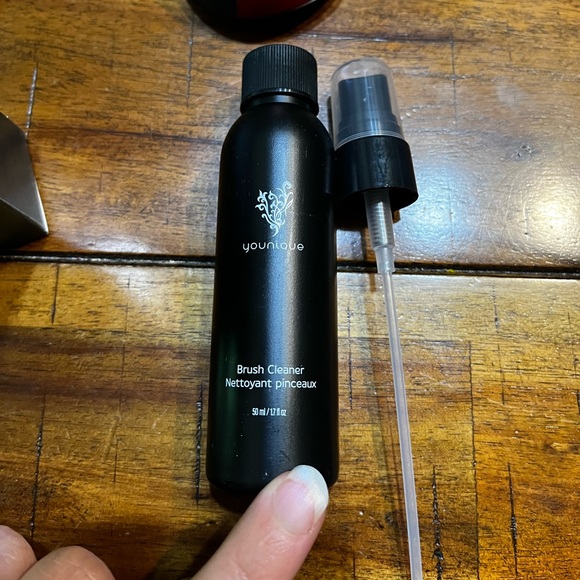 Brush Cleaner - Picture 2 of 3